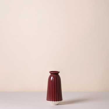 Cove Deep Burgundy, kastelija